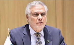 نواز شریف کی اڈیالہ جیل میں عمران خان سے ملاقات کی باتیں قیاس آرائیاں ہیں: اسحاق ڈار