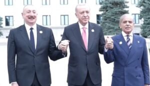 وزیراعظم کی آذربائیجان اور ترک صدر کے ساتھ خوشگوار گفتگو، چہل قدمی بھی کی